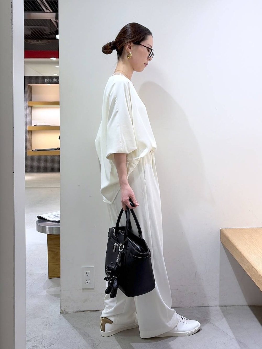 ホワイト系のキャミソール、ホワイト系のスラックス、ホワイト系のTシャツ/カットソーを着用したレディースの冬コーディネートの2枚目の写真