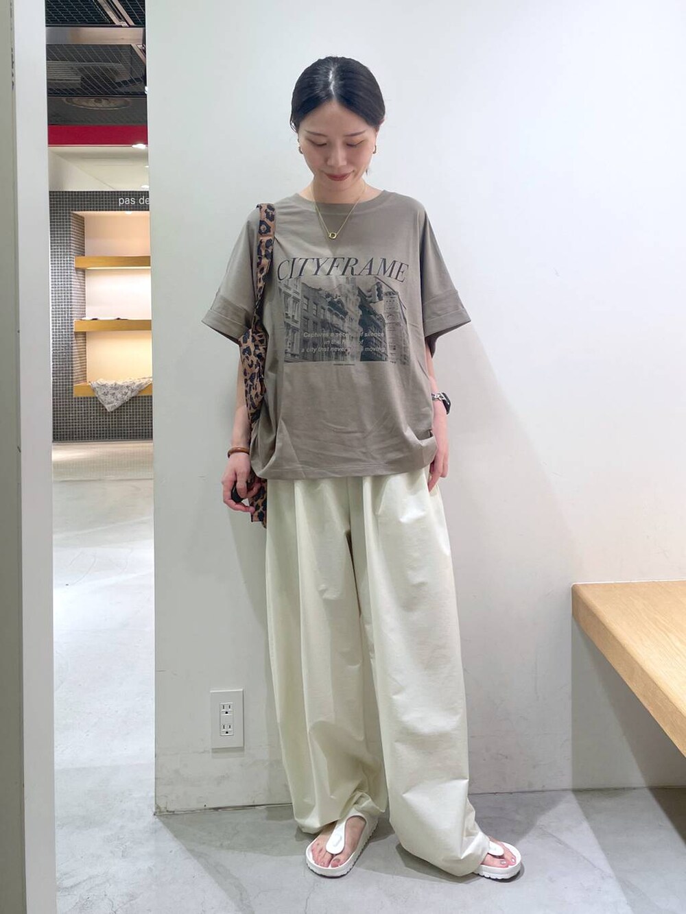 ホワイト系のサンダル、その他のトートバッグ、ホワイト系のその他パンツを着用したレディースの夏コーディネートの2枚目の写真