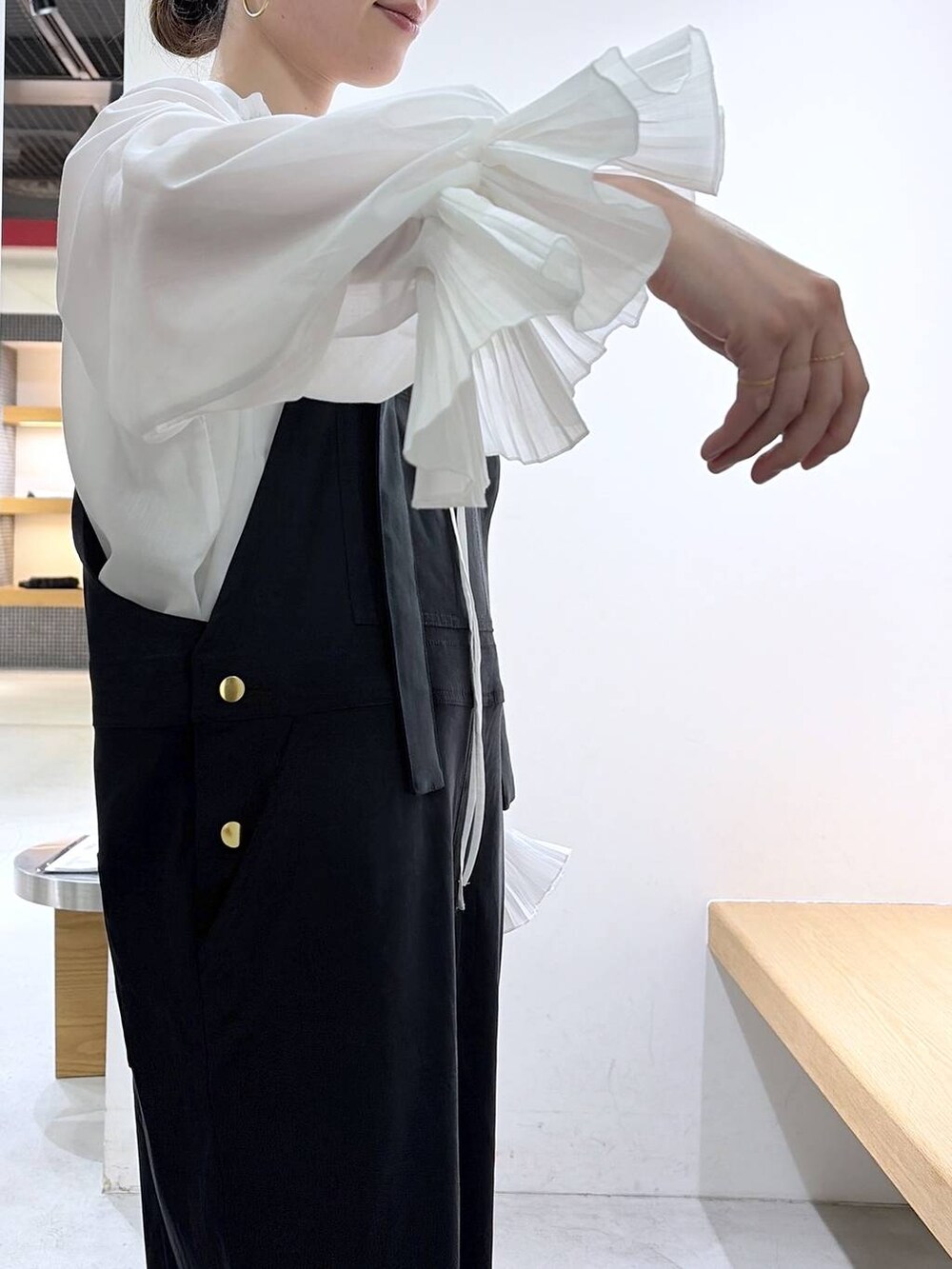 ブラック系のサロペット/オーバーオール、ホワイト系のシャツ/ブラウス、ピンク系のショルダーバッグを着用したレディースの春コーディネートの5枚目の写真