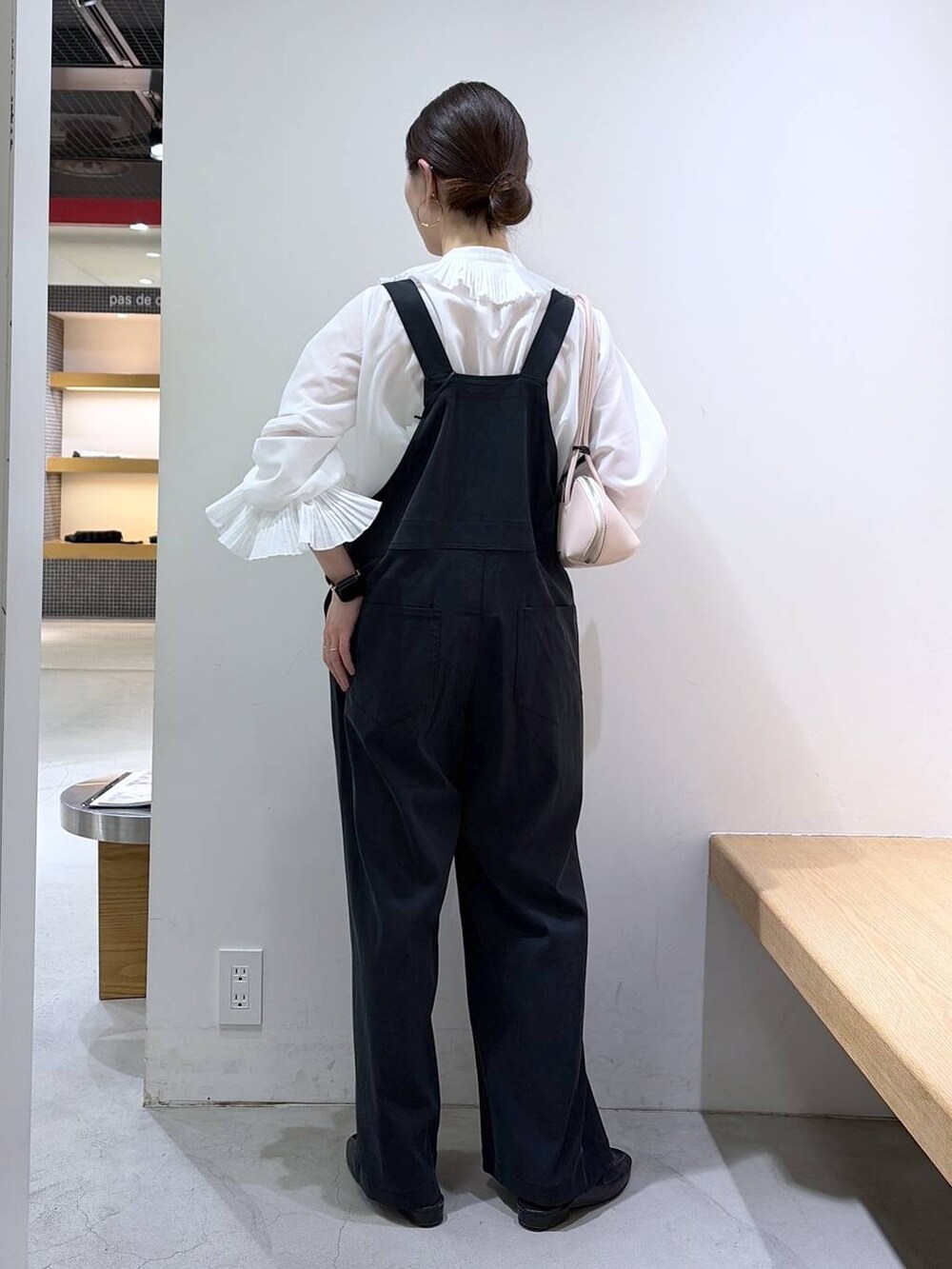 ブラック系のサロペット/オーバーオール、ホワイト系のシャツ/ブラウス、ピンク系のショルダーバッグを着用したレディースの春コーディネートの3枚目の写真