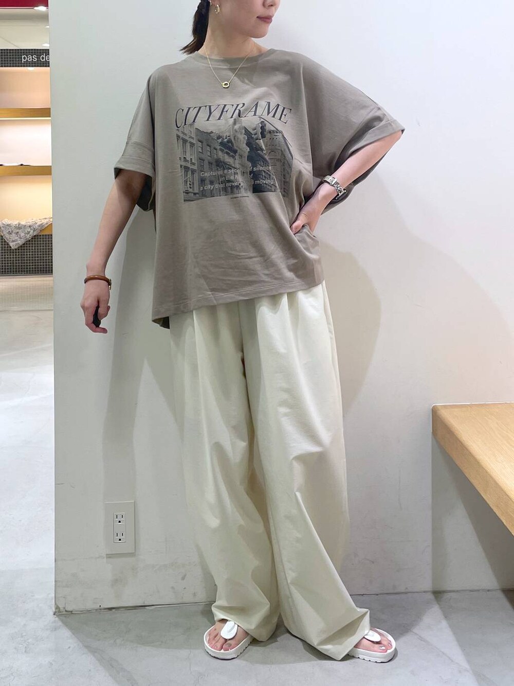 ホワイト系のサンダル、その他のトートバッグ、ホワイト系のその他パンツを着用したレディースの夏コーディネートの3枚目の写真