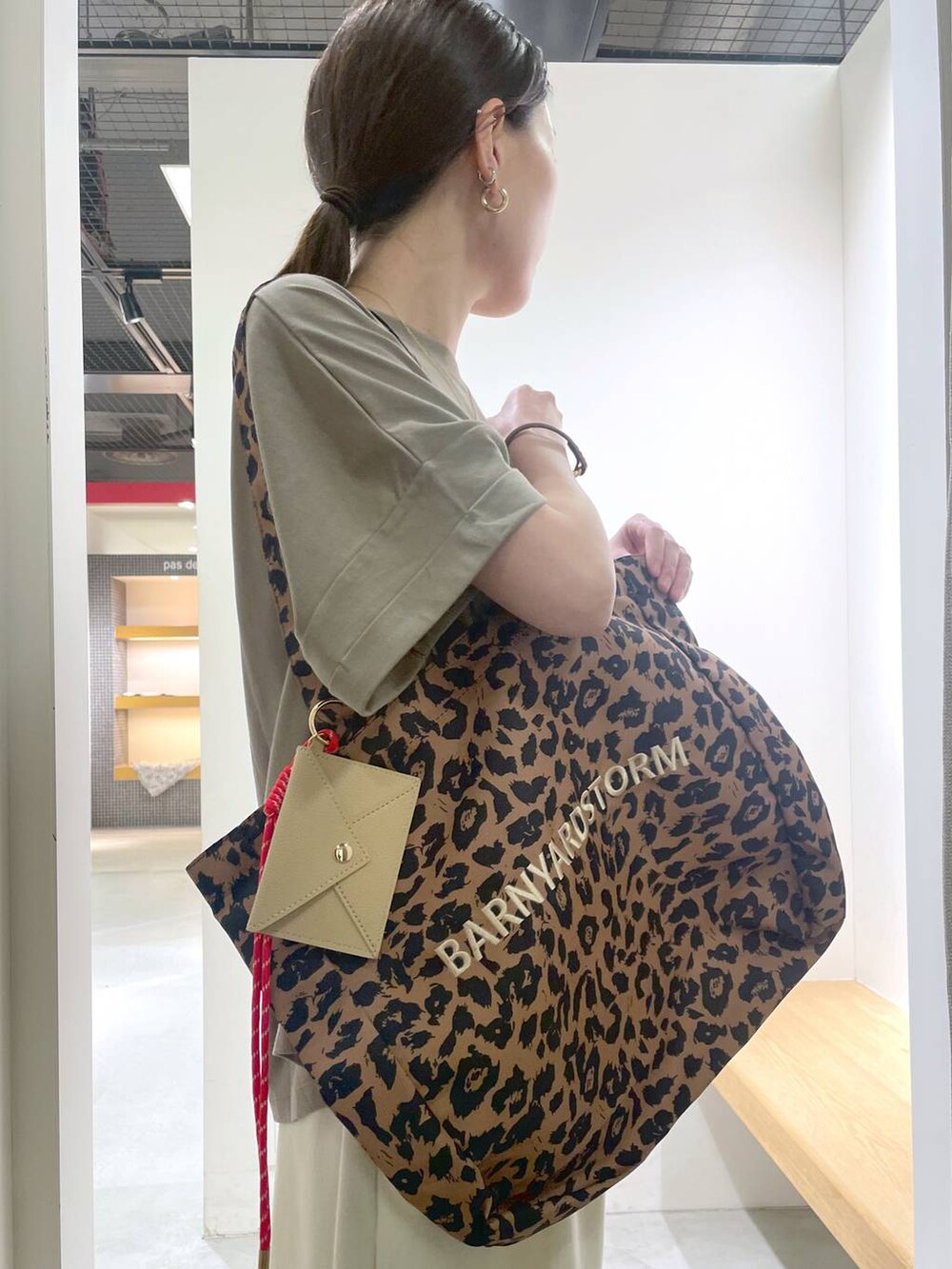 ホワイト系のサンダル、その他のトートバッグ、ホワイト系のその他パンツを着用したレディースの夏コーディネートの7枚目の写真