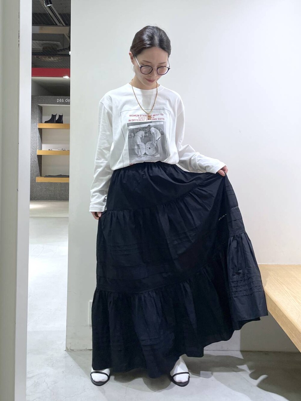 ブラック系のサンダル、ブラック系のテーラードジャケット、ブラック系のスカートを着用したレディースの秋コーディネートの4枚目の写真