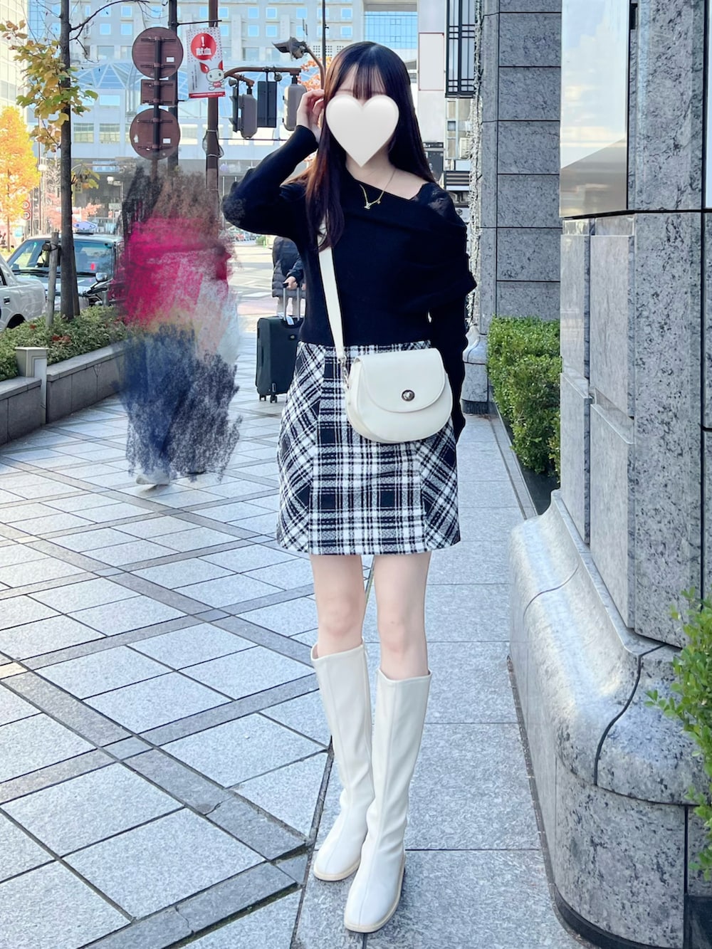 ホワイト系のジャケット/アウター、ブラック系のニット/セーター、ホワイト系のショルダーバッグを着用したレディースの冬コーディネートの2枚目の写真