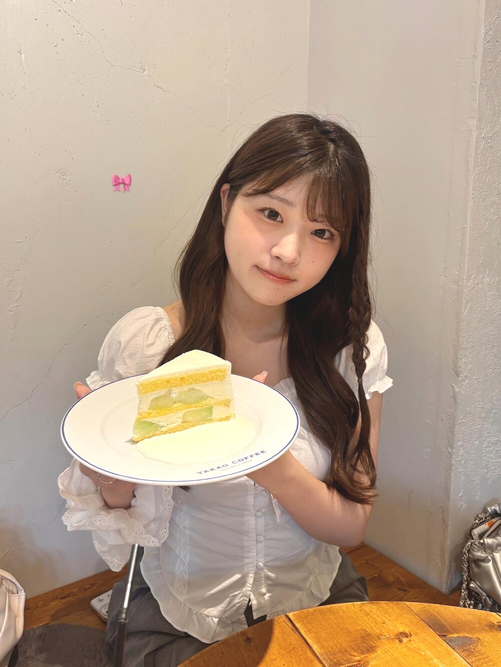 ホワイト系のシャツ/ブラウス、グレー系のスカート、ホワイト系のスニーカーを着用したレディースの夏コーディネートの4枚目の写真