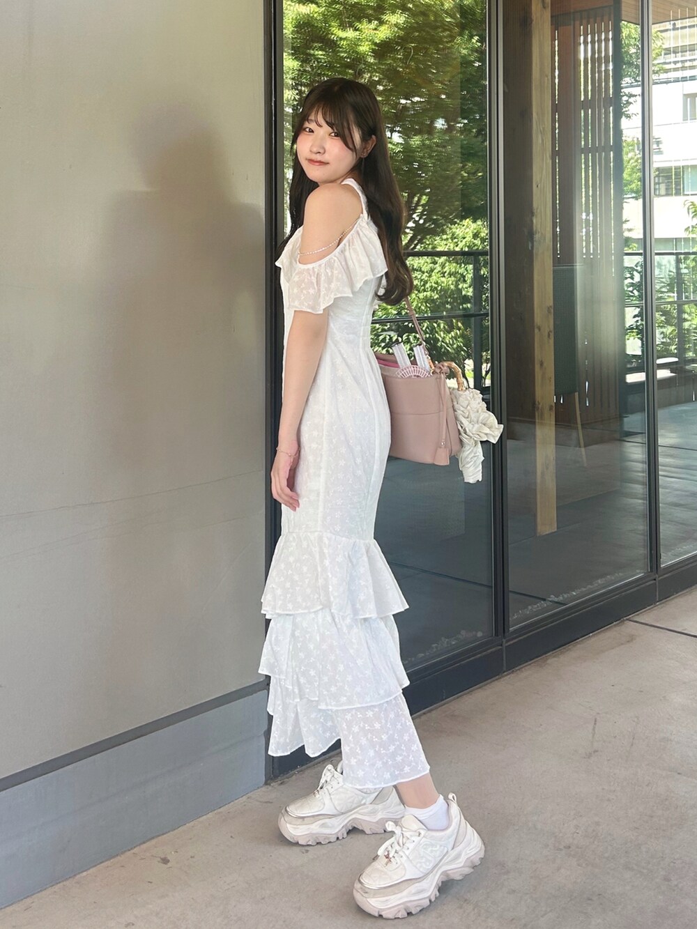 ホワイト系のワンピース、ホワイト系のスニーカーを着用したレディースの夏コーディネートの3枚目の写真