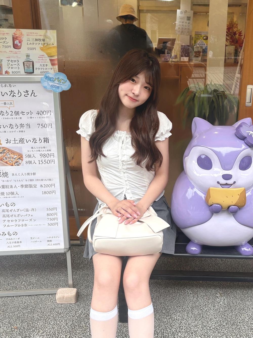 ホワイト系のシャツ/ブラウス、グレー系のスカート、ホワイト系のスニーカーを着用したレディースの夏コーディネートの3枚目の写真