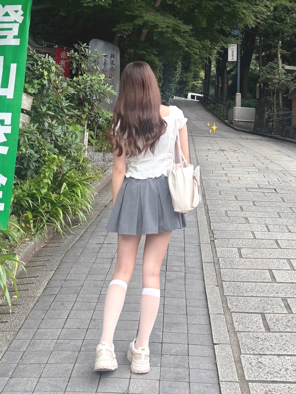 ホワイト系のシャツ/ブラウス、グレー系のスカート、ホワイト系のスニーカーを着用したレディースの夏コーディネートの5枚目の写真