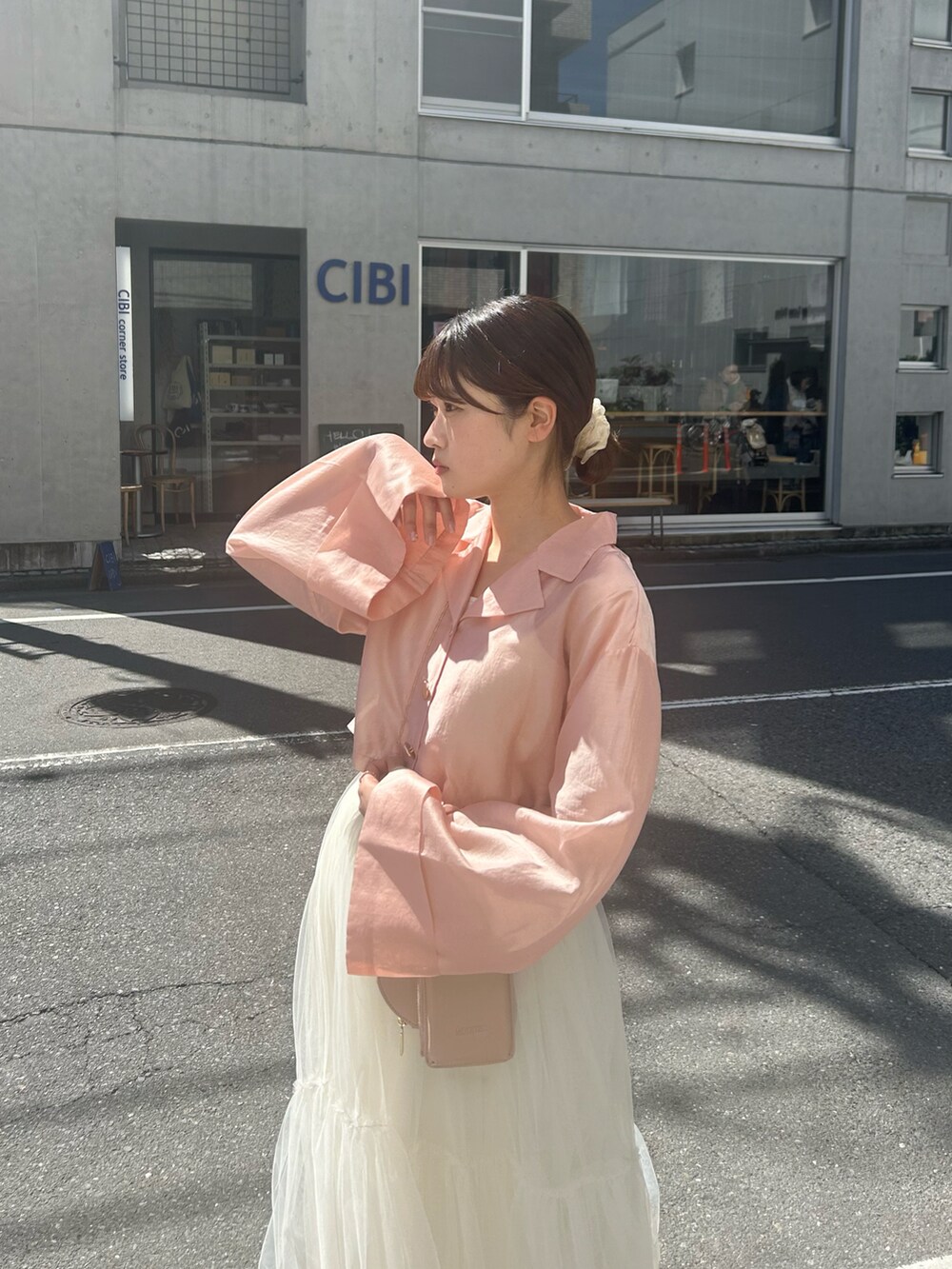 ホワイト系のスニーカー、ホワイト系のスカート、ピンク系のジャケット/アウターを着用したレディースの春コーディネートの3枚目の写真