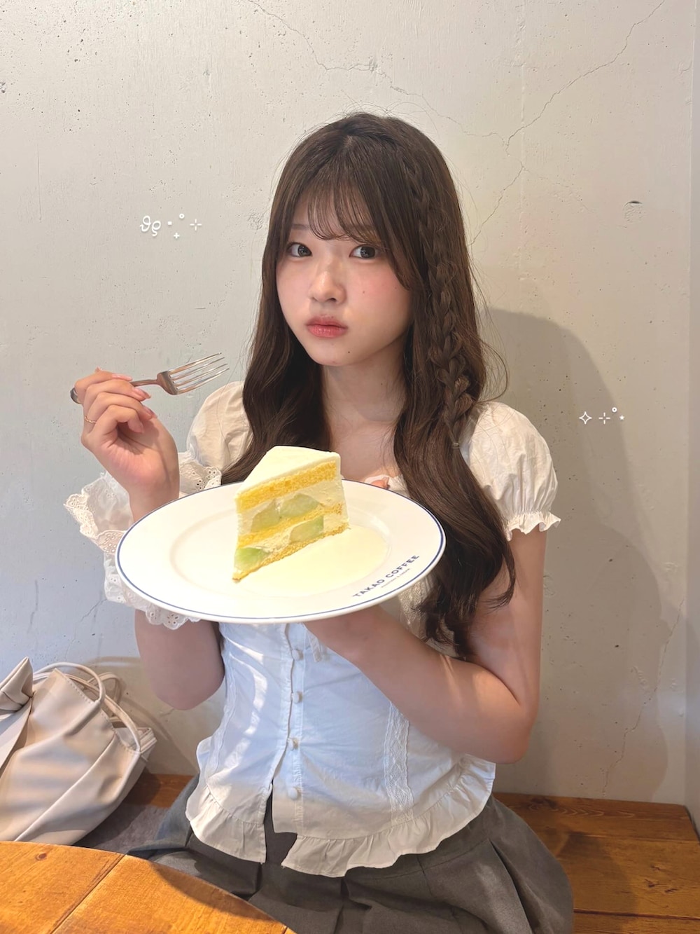 ホワイト系のシャツ/ブラウス、グレー系のスカート、ホワイト系のスニーカーを着用したレディースの夏コーディネートの2枚目の写真