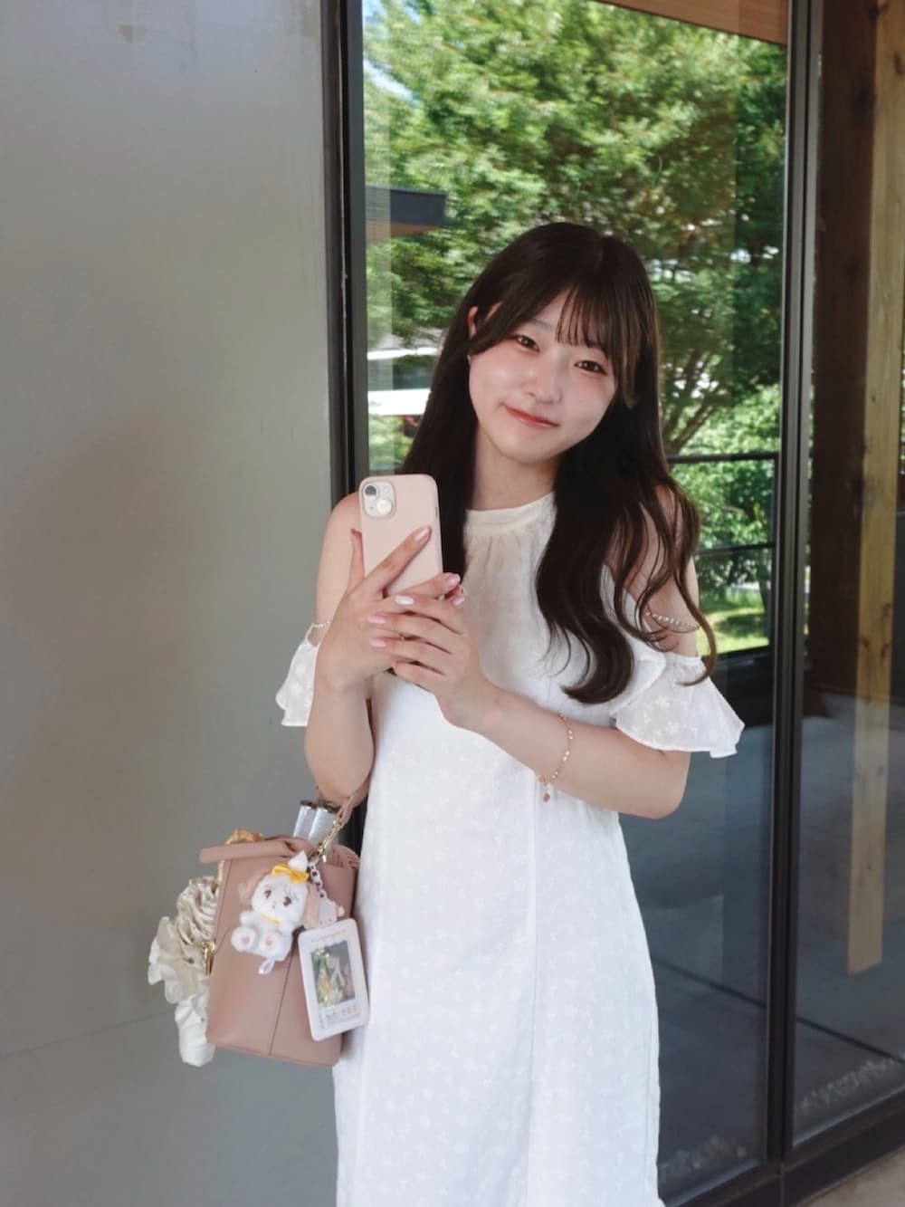 ホワイト系のワンピース、ホワイト系のスニーカーを着用したレディースの夏コーディネートの2枚目の写真