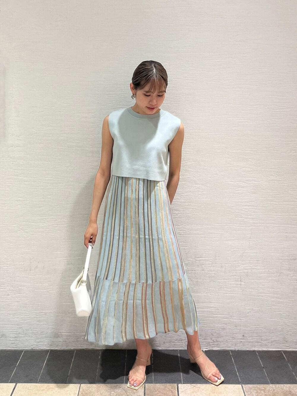 ブルー系のワンピース、ホワイト系のシャツ/ブラウス、その他のサンダルを着用したレディースの夏コーディネートの5枚目の写真