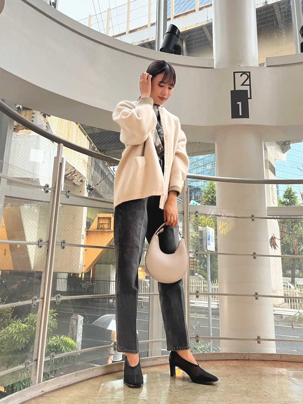 グリーン系のシャツ/ブラウス、ホワイト系のハンドバッグ、ホワイト系のカーディガン/ボレロを着用したレディースの夏コーディネートの2枚目の写真