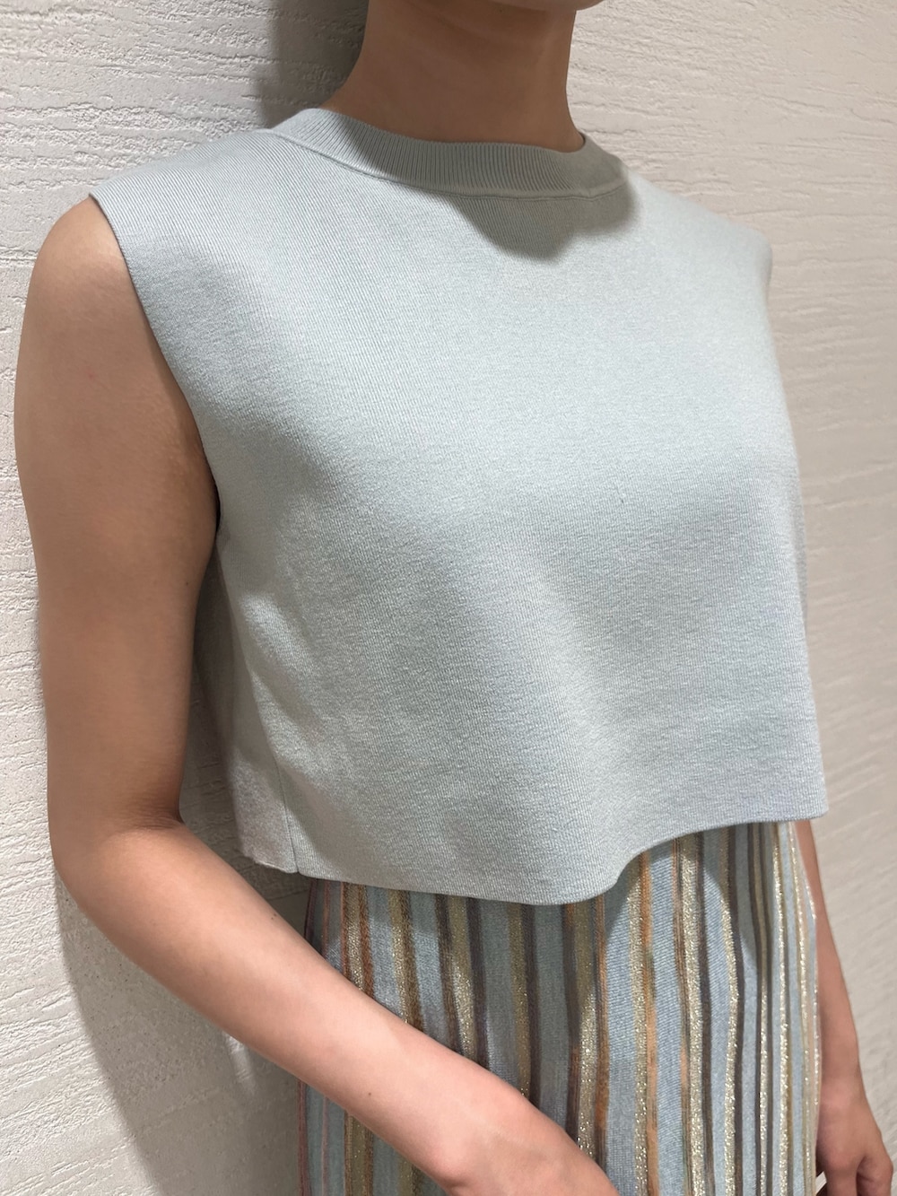 ブルー系のワンピース、ホワイト系のシャツ/ブラウス、その他のサンダルを着用したレディースの夏コーディネートの6枚目の写真