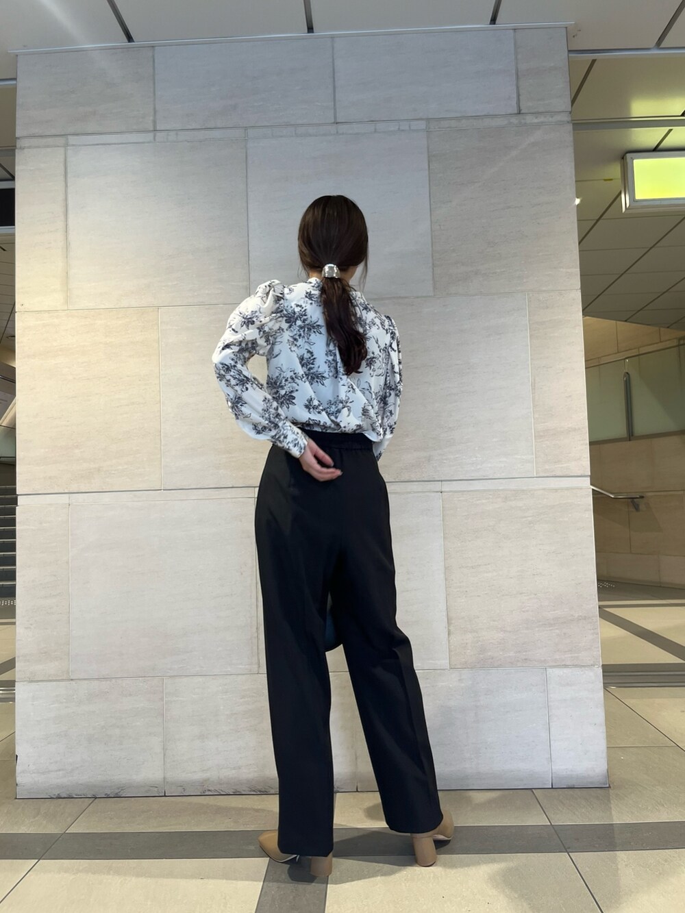 ホワイト系のシャツ/ブラウス、ブラック系のその他パンツ、ブラック系のハンドバッグを着用したレディースの秋コーディネートの3枚目の写真