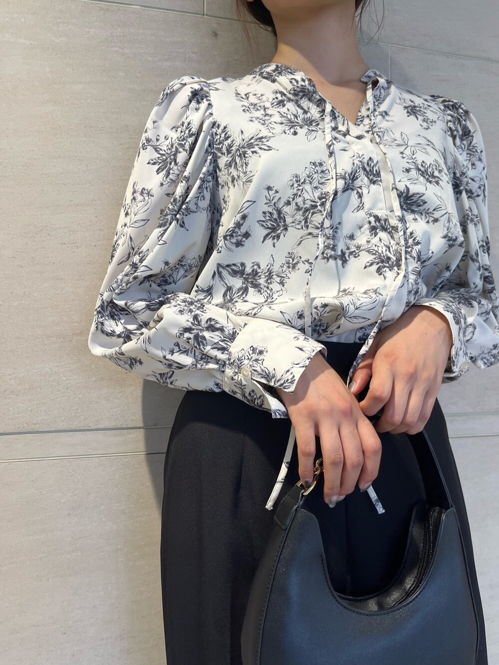 ホワイト系のシャツ/ブラウス、ブラック系のその他パンツ、ブラック系のハンドバッグを着用したレディースの秋コーディネートの8枚目の写真