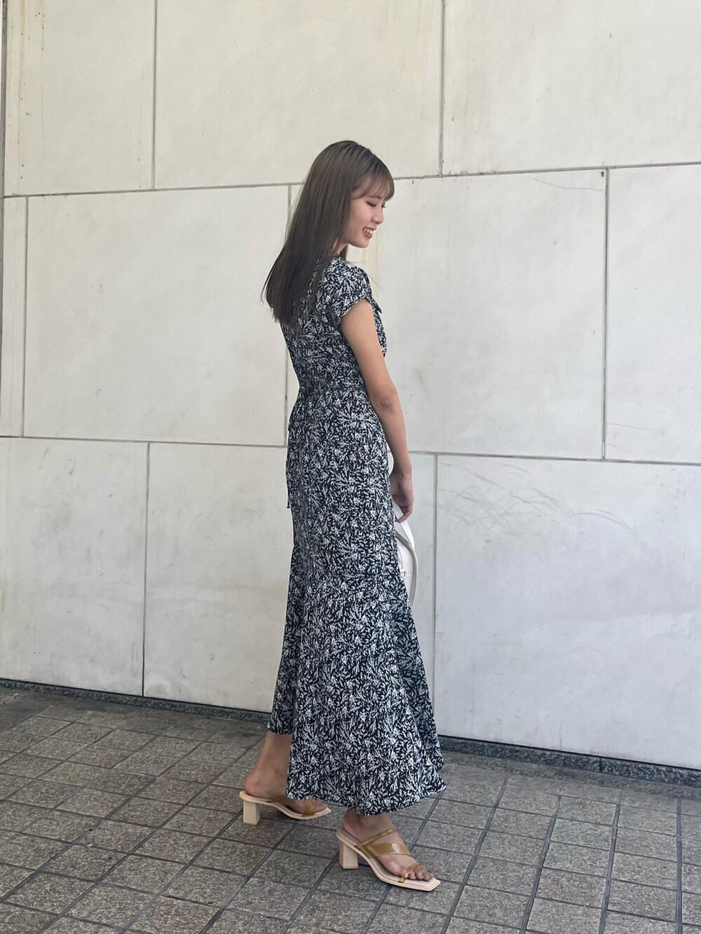 ブラック系のワンピース、ホワイト系のショルダーバッグを着用したレディースの夏コーディネートの5枚目の写真