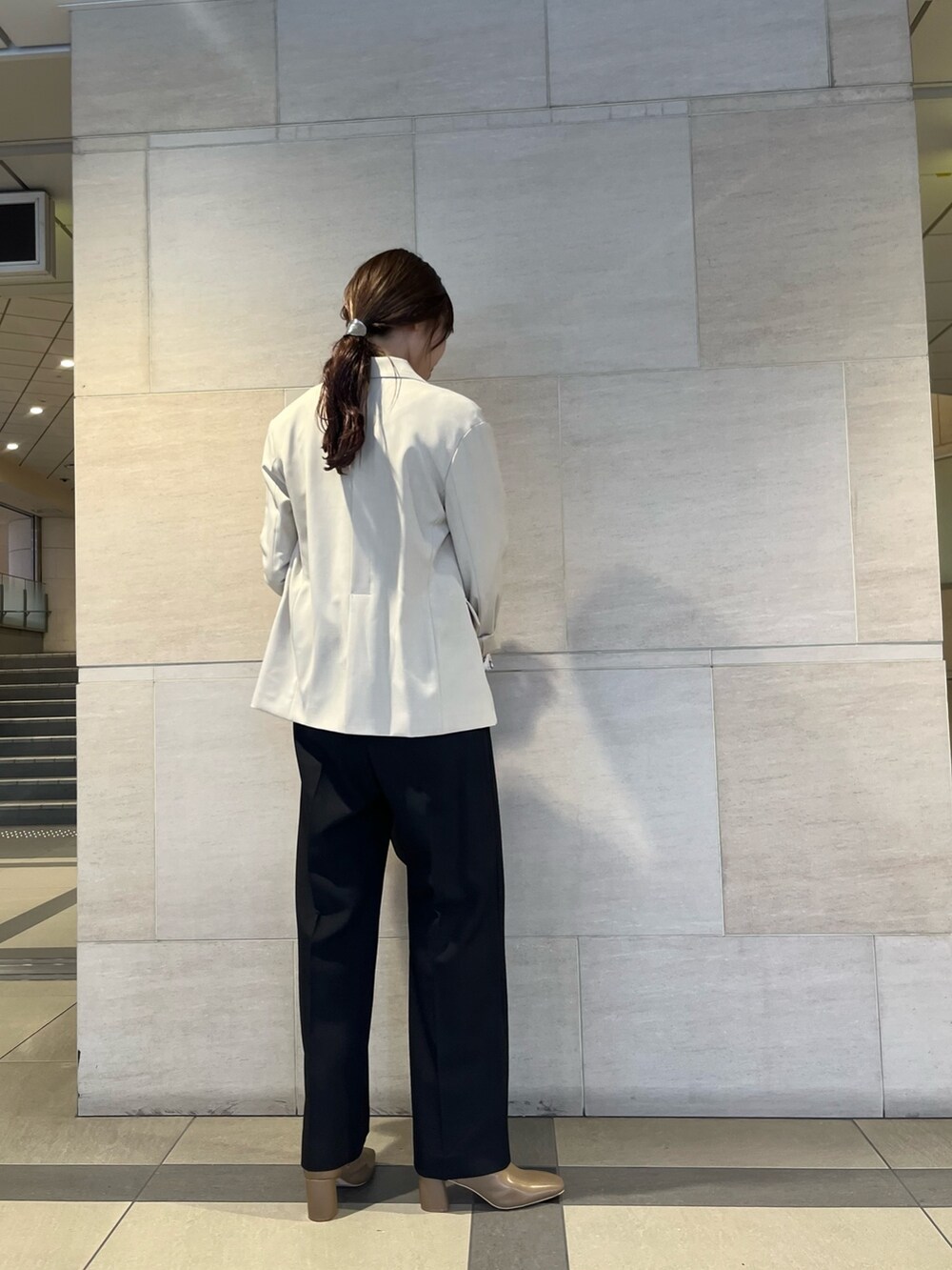 ホワイト系のシャツ/ブラウス、ブラック系のその他パンツ、ブラック系のハンドバッグを着用したレディースの秋コーディネートの7枚目の写真