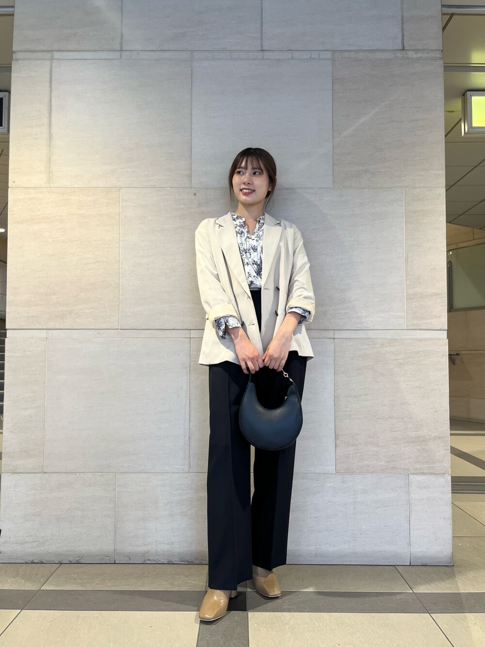 ホワイト系のシャツ/ブラウス、ブラック系のその他パンツ、ブラック系のハンドバッグを着用したレディースの秋コーディネートの6枚目の写真