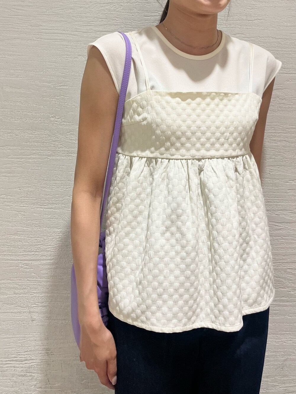 ホワイト系のTシャツ/カットソー、ブルー系のデニムパンツ、その他のサンダルを着用したレディースの春コーディネートの3枚目の写真