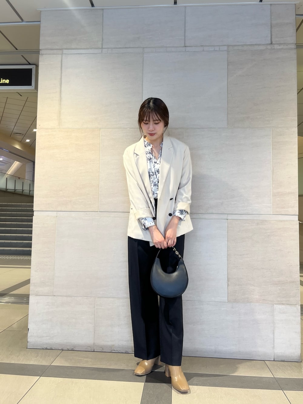 ホワイト系のシャツ/ブラウス、ブラック系のその他パンツ、ブラック系のハンドバッグを着用したレディースの秋コーディネートの4枚目の写真