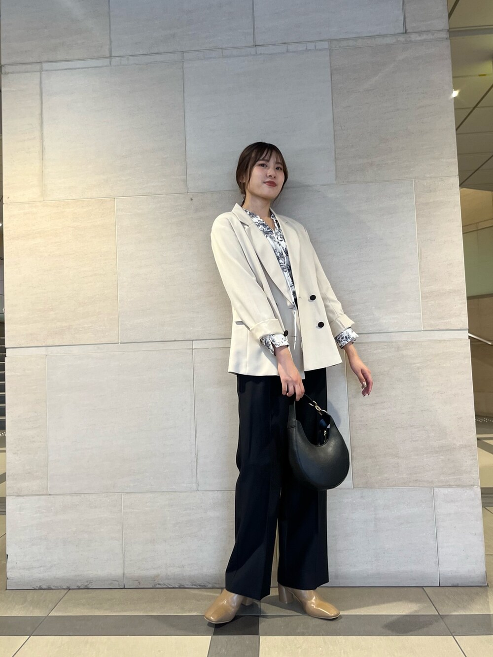 ホワイト系のシャツ/ブラウス、ブラック系のその他パンツ、ブラック系のハンドバッグを着用したレディースの秋コーディネートの5枚目の写真