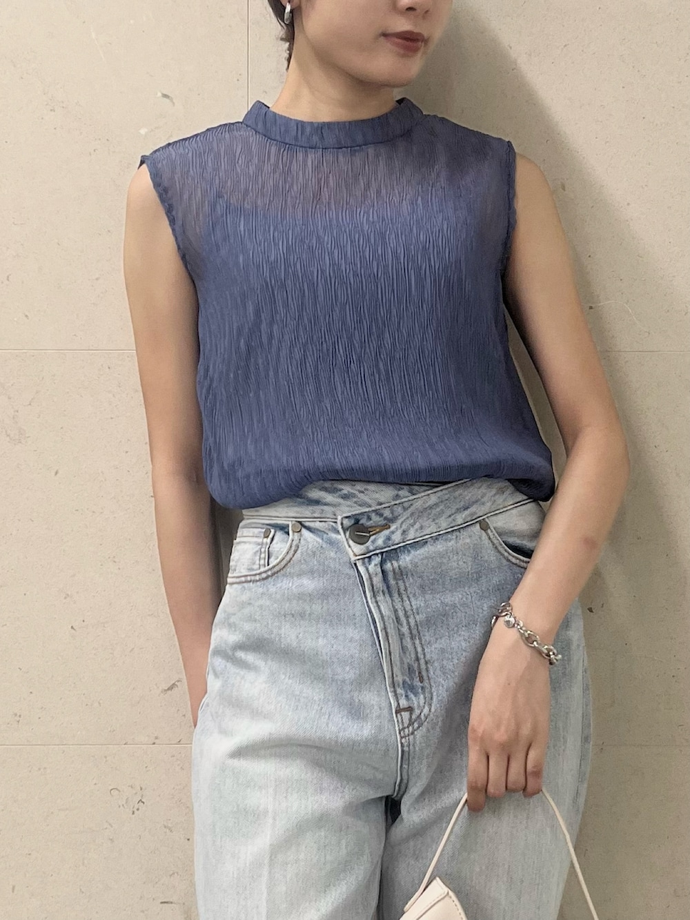 ブルー系のシャツ/ブラウス、ブルー系のデニムパンツを着用したレディースの夏コーディネートの7枚目の写真