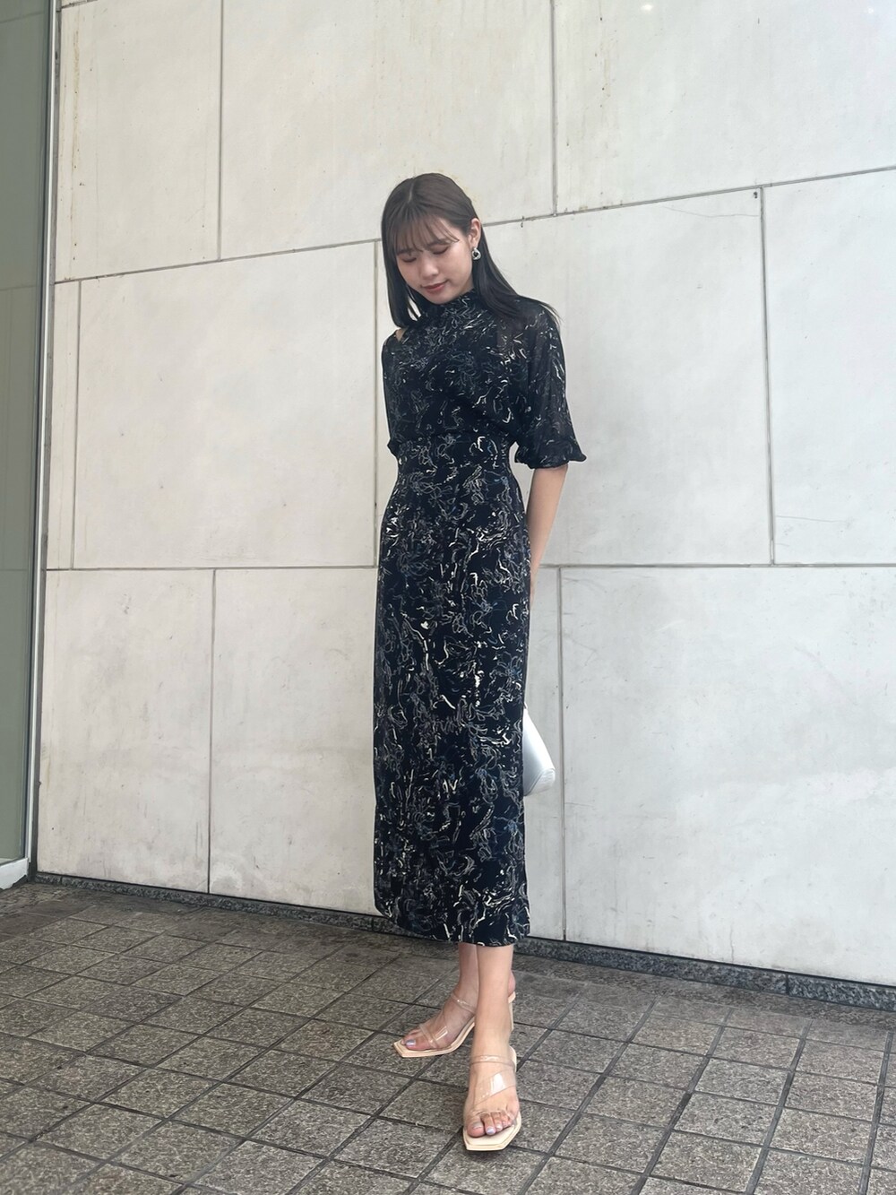 ブラック系のワンピースを着用したレディースの夏コーディネートの3枚目の写真