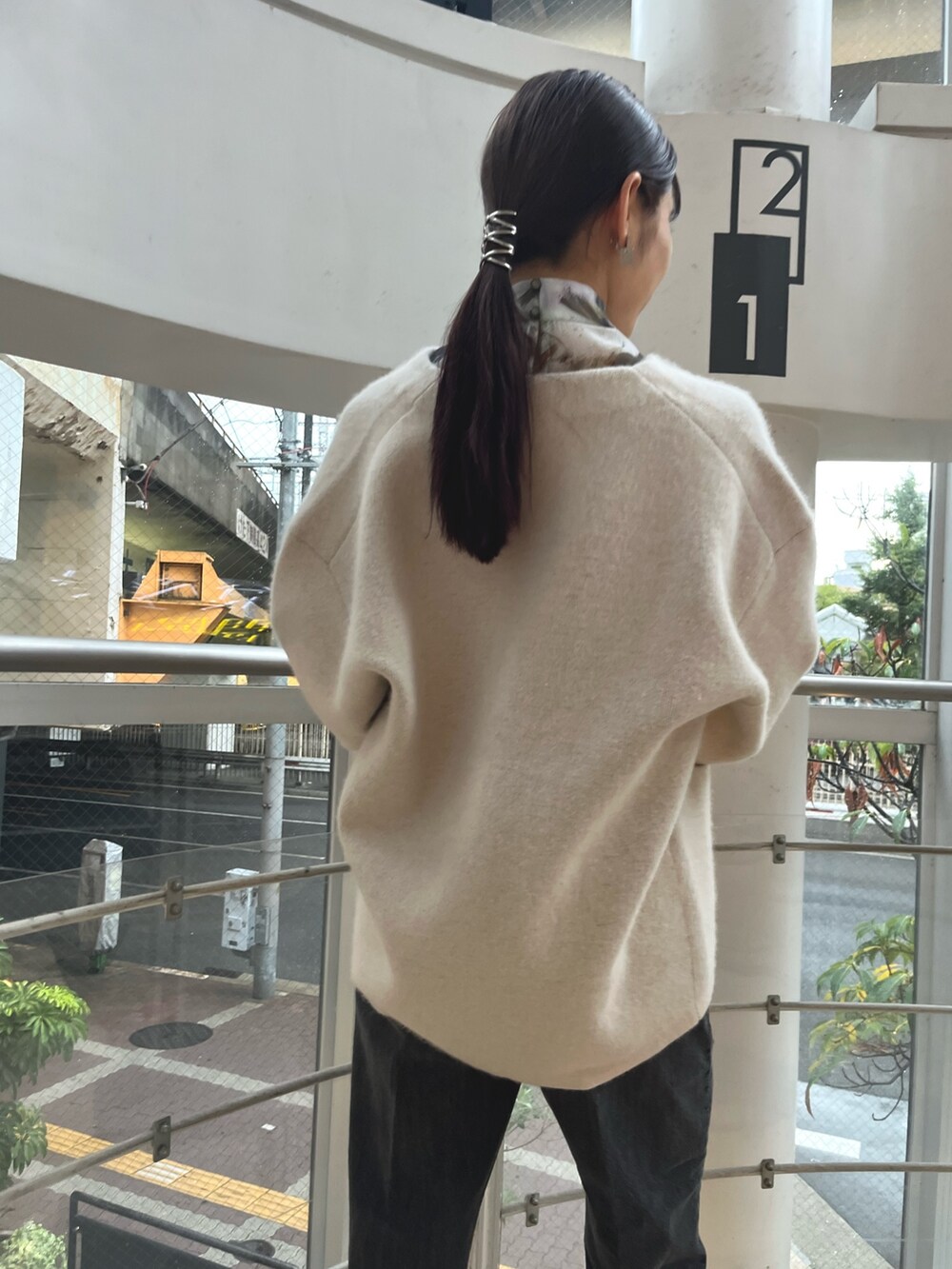 グリーン系のシャツ/ブラウス、ホワイト系のハンドバッグ、ホワイト系のカーディガン/ボレロを着用したレディースの夏コーディネートの5枚目の写真