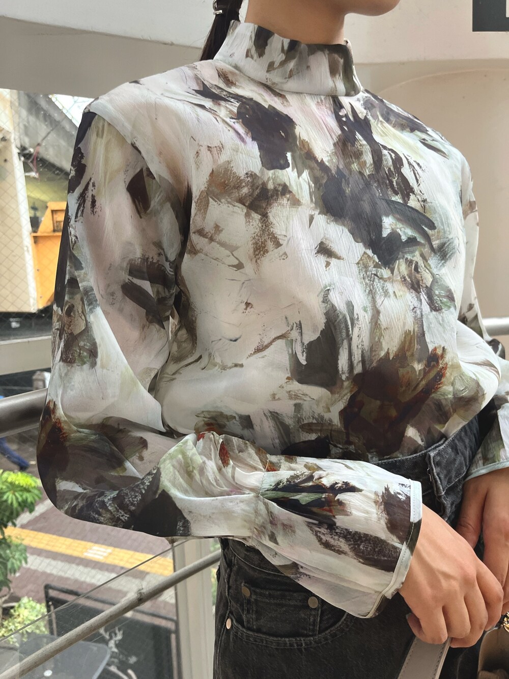 グリーン系のシャツ/ブラウス、ホワイト系のハンドバッグ、ホワイト系のカーディガン/ボレロを着用したレディースの夏コーディネートの9枚目の写真