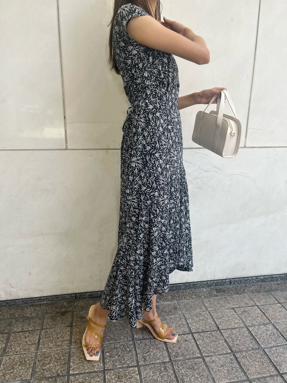 ブラック系のワンピース、ホワイト系のショルダーバッグを着用したレディースの夏コーディネートの6枚目の写真