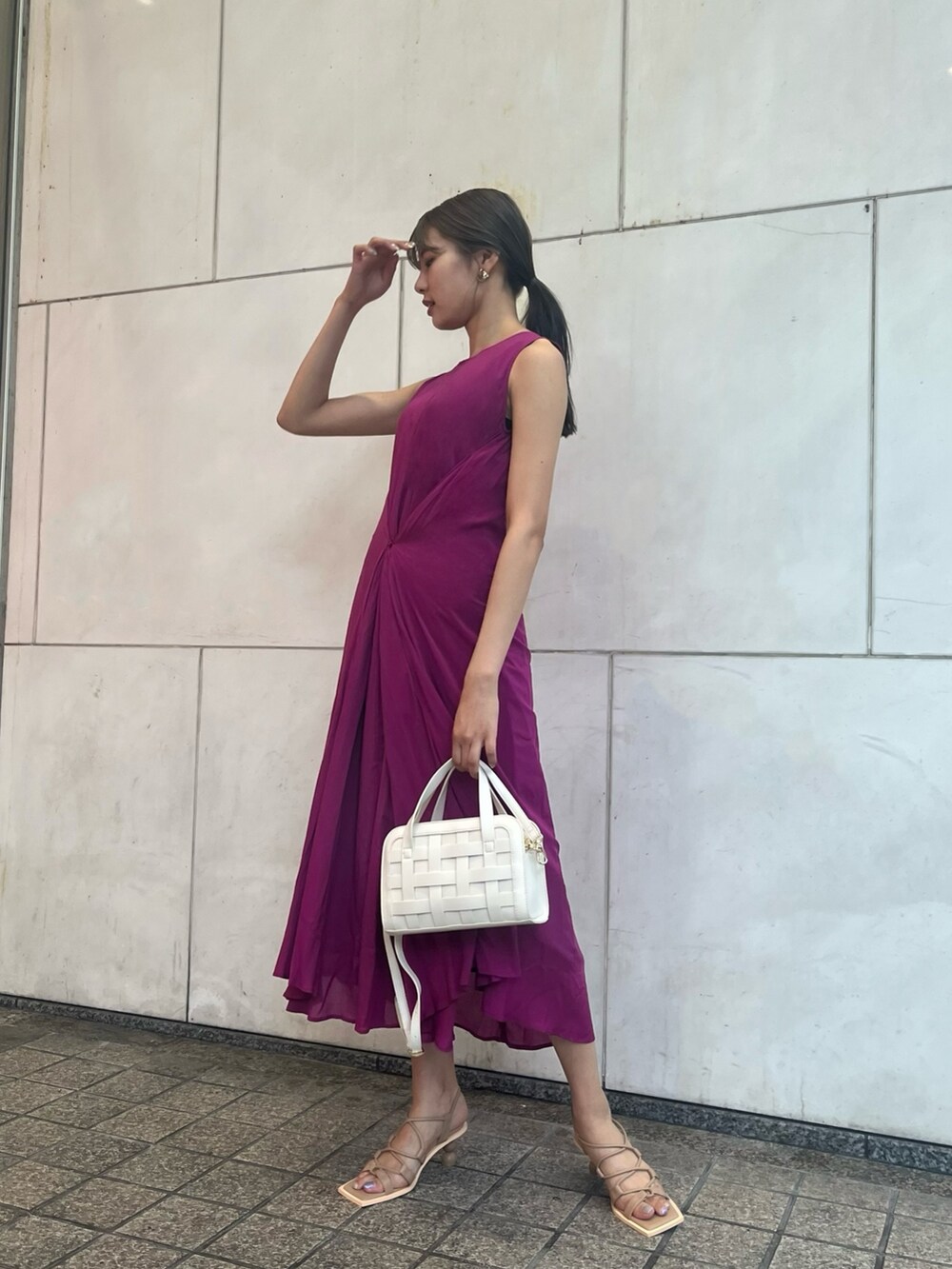 パープル系のワンピース、ホワイト系のショルダーバッグ、ベージュ系のサンダルを着用したレディースの夏コーディネートの4枚目の写真