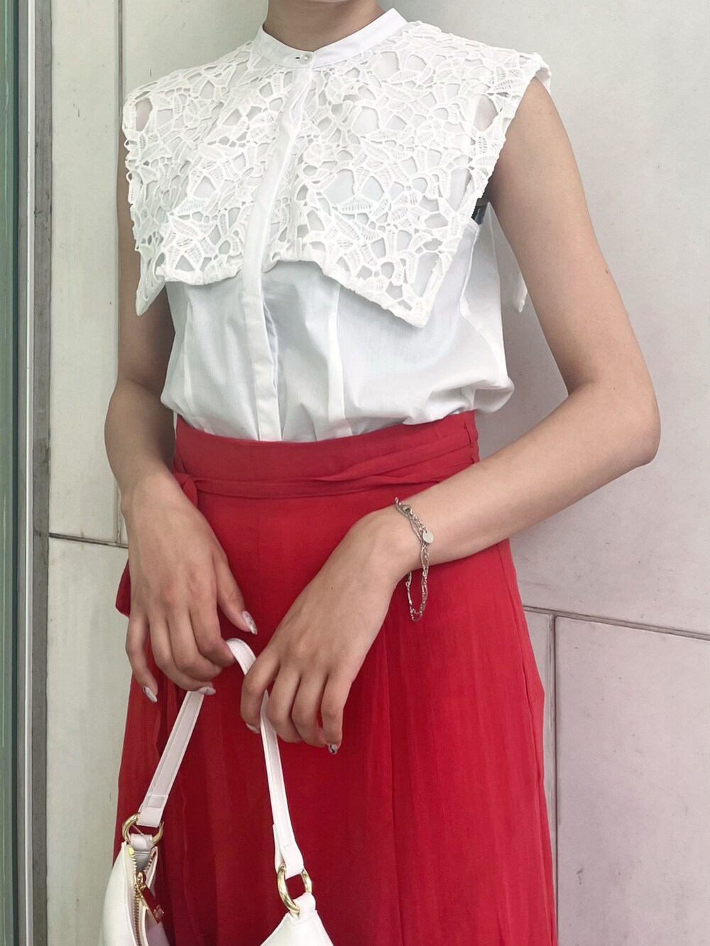 レッド系のスカート、ホワイト系のシャツ/ブラウスを着用したレディースの夏コーディネートの5枚目の写真