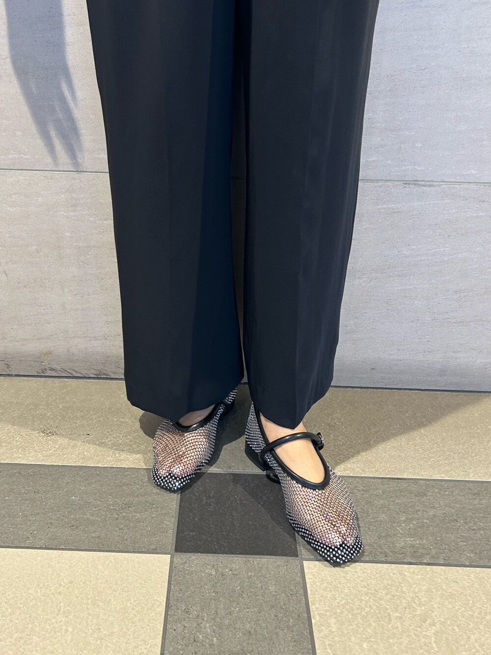 ゴールド系のクラッチバッグ、ブラック系のパンプス、その他のパンツドレスを着用したレディースの秋コーディネートの8枚目の写真