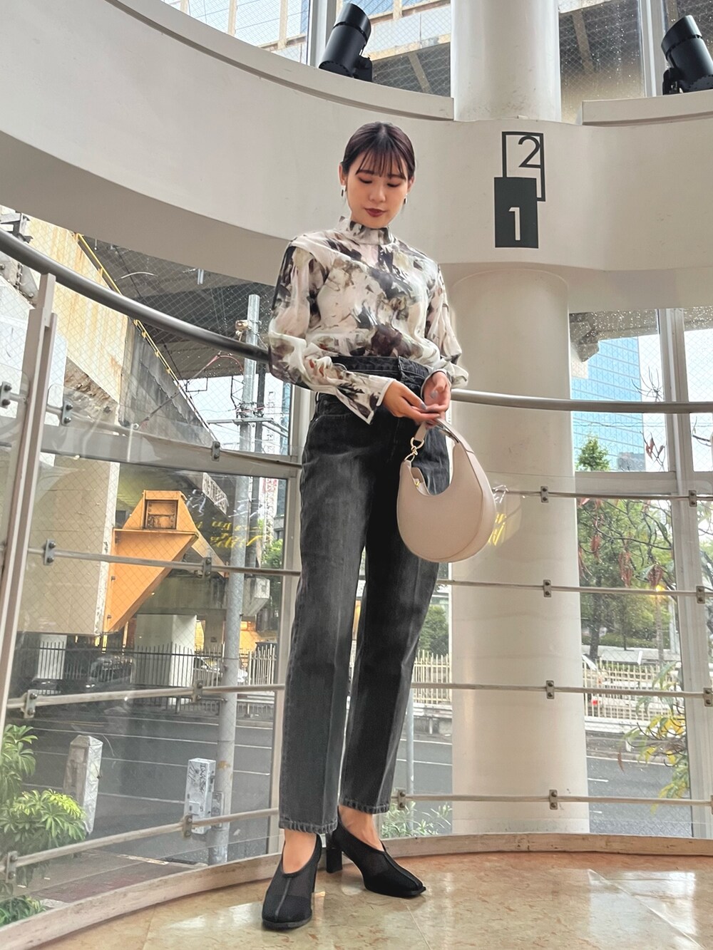 グリーン系のシャツ/ブラウス、ホワイト系のハンドバッグ、ホワイト系のカーディガン/ボレロを着用したレディースの夏コーディネートの6枚目の写真