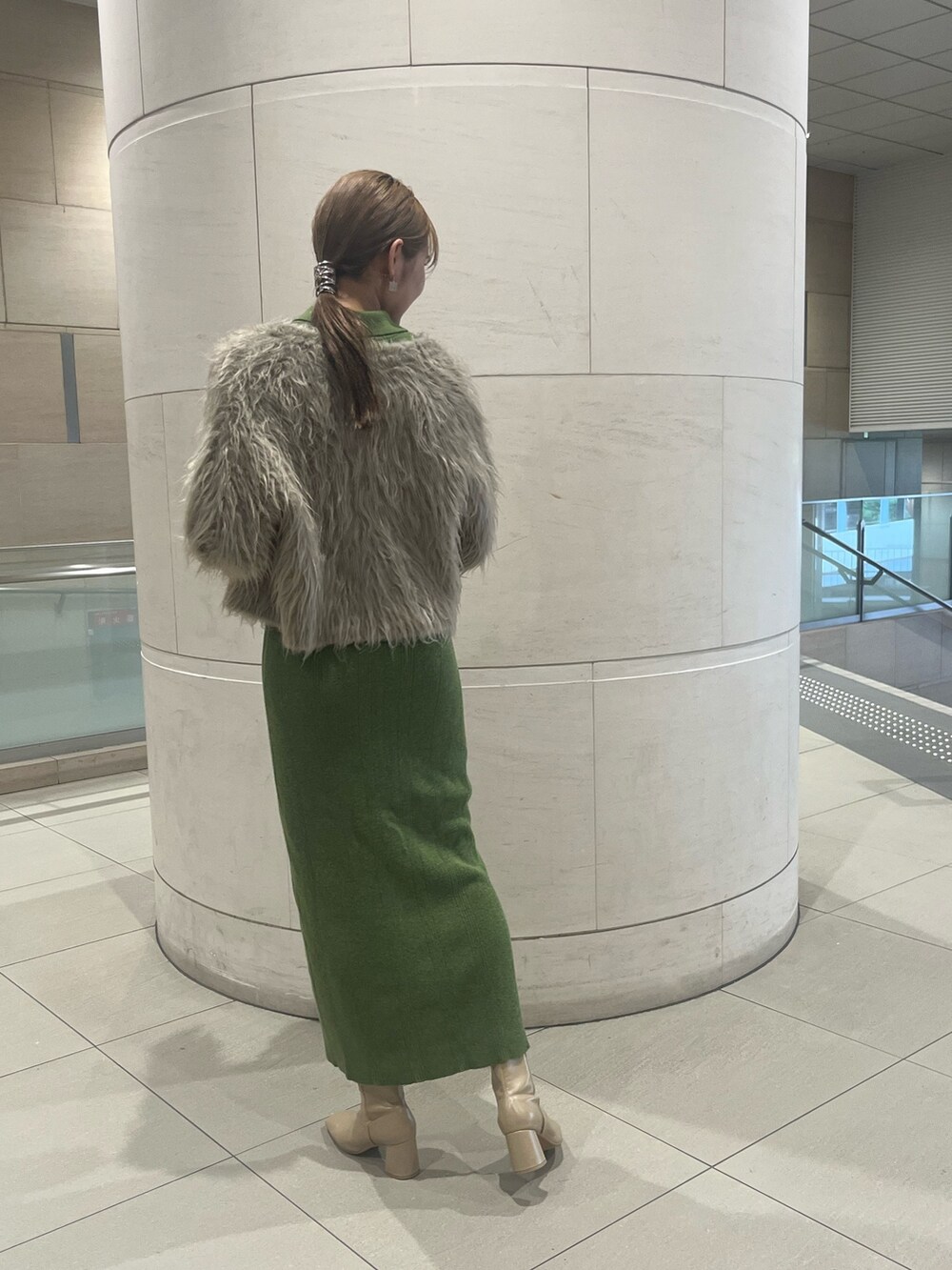 ベージュ系のカーディガン/ボレロ、グリーン系のワンピースを着用したレディースの秋コーディネートの5枚目の写真