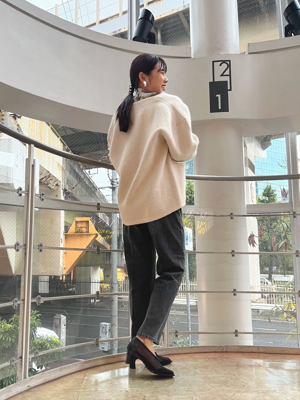 グリーン系のシャツ/ブラウス、ホワイト系のハンドバッグ、ホワイト系のカーディガン/ボレロを着用したレディースの夏コーディネートの3枚目の写真