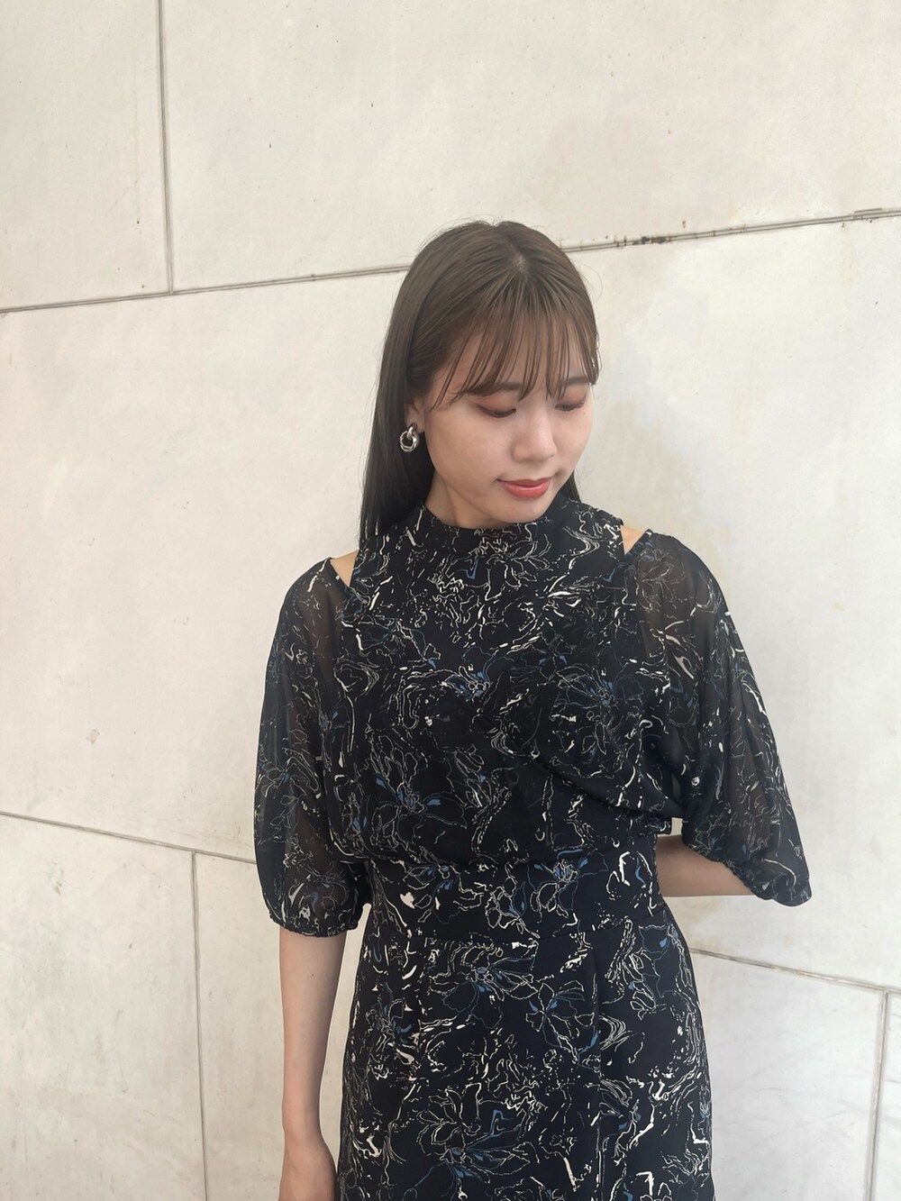 ブラック系のワンピースを着用したレディースの夏コーディネートの5枚目の写真