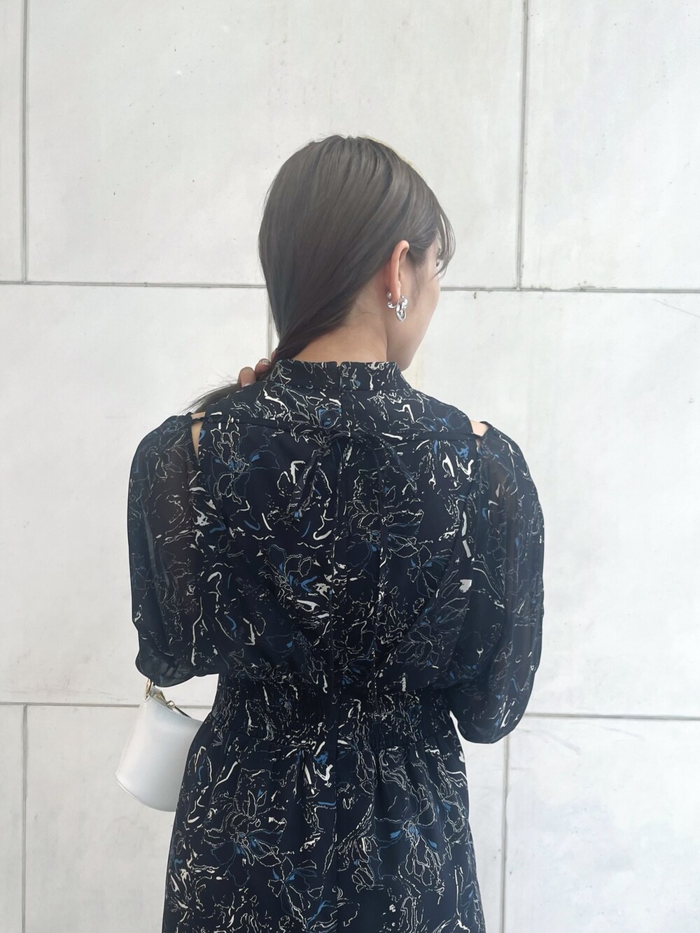 ブラック系のワンピースを着用したレディースの夏コーディネートの6枚目の写真