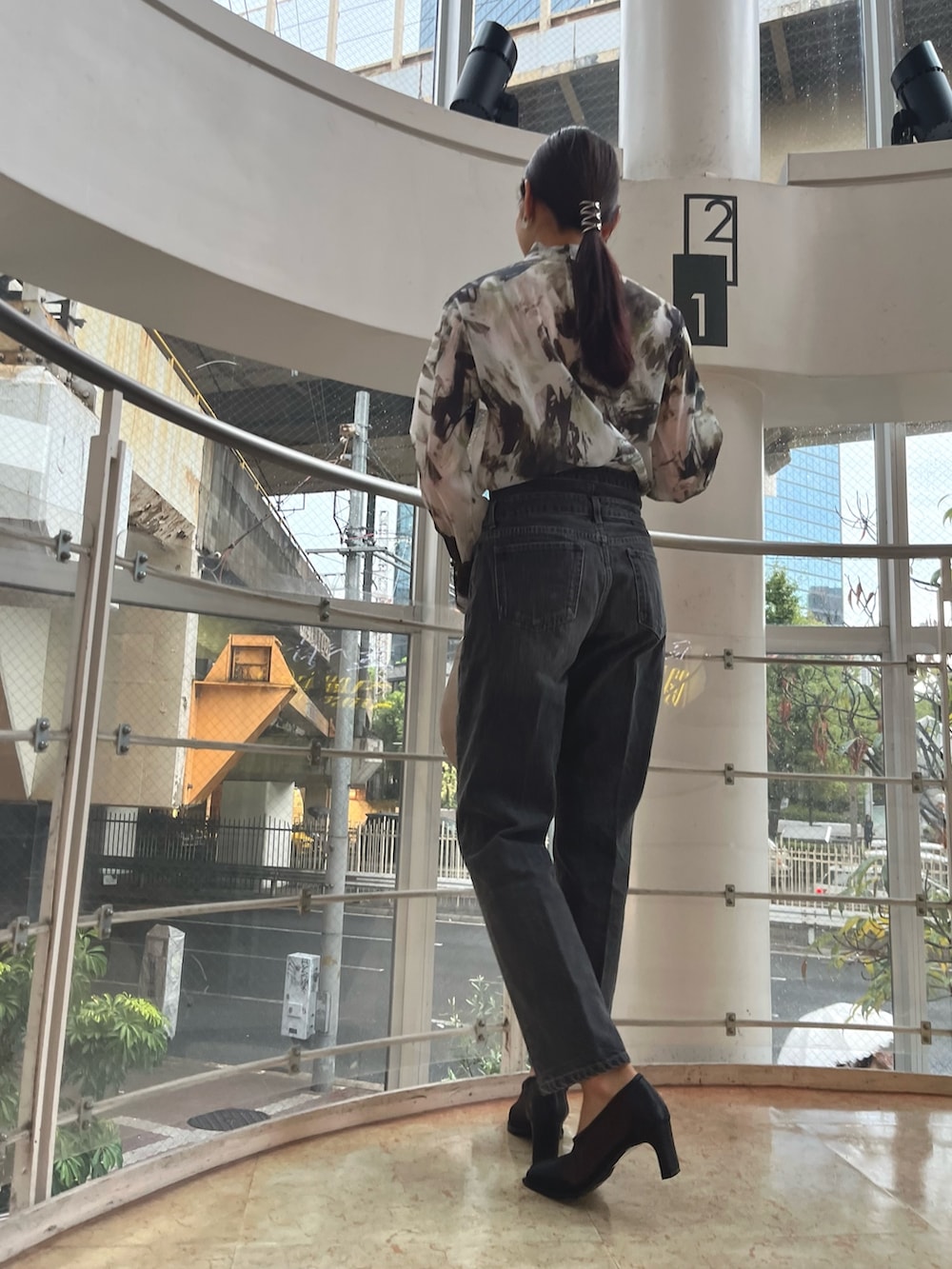 グリーン系のシャツ/ブラウス、ホワイト系のハンドバッグ、ホワイト系のカーディガン/ボレロを着用したレディースの夏コーディネートの8枚目の写真