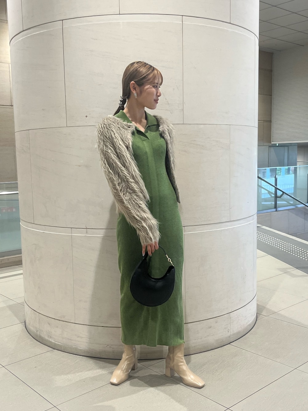 ベージュ系のカーディガン/ボレロ、グリーン系のワンピースを着用したレディースの秋コーディネートの4枚目の写真