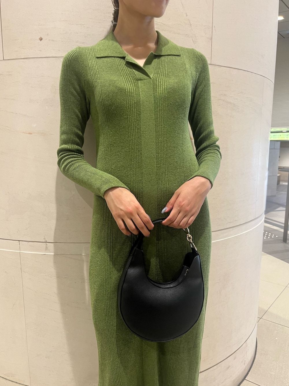 ベージュ系のカーディガン/ボレロ、グリーン系のワンピースを着用したレディースの秋コーディネートの6枚目の写真