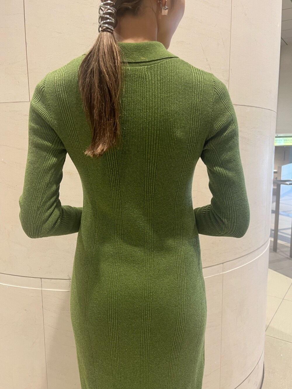 ベージュ系のカーディガン/ボレロ、グリーン系のワンピースを着用したレディースの秋コーディネートの7枚目の写真