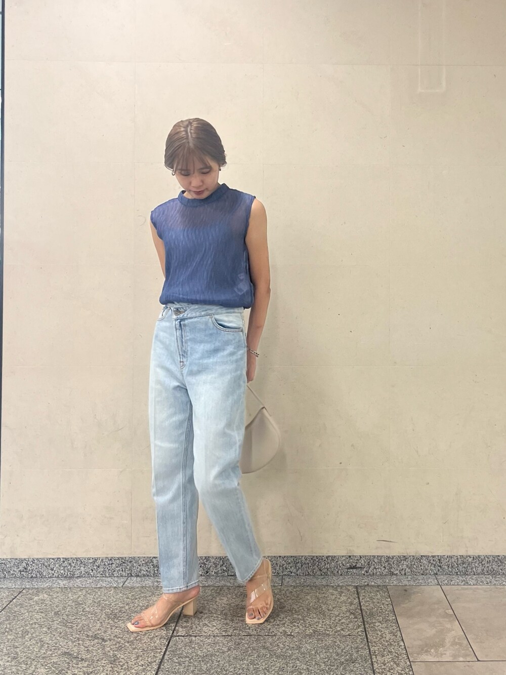 ブルー系のシャツ/ブラウス、ブルー系のデニムパンツを着用したレディースの夏コーディネートの2枚目の写真