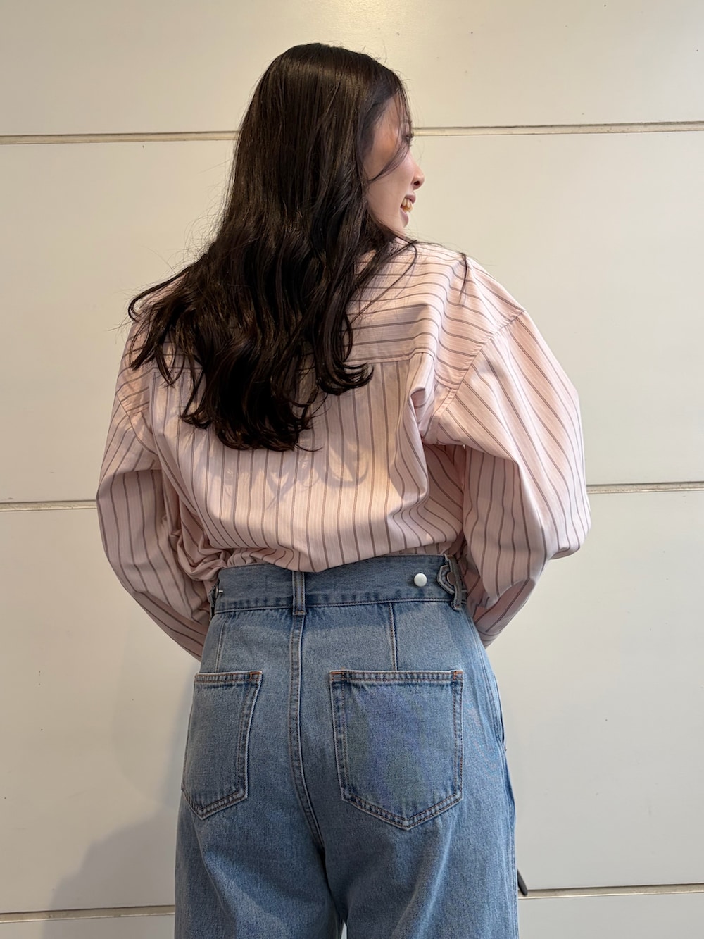 ピンク系のシャツ/ブラウス、ブルー系のデニムパンツ、ブラック系のハンドバッグを着用したレディースの春コーディネートの7枚目の写真
