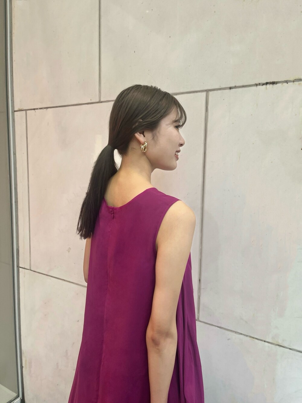 パープル系のワンピース、ホワイト系のショルダーバッグ、ベージュ系のサンダルを着用したレディースの夏コーディネートの5枚目の写真