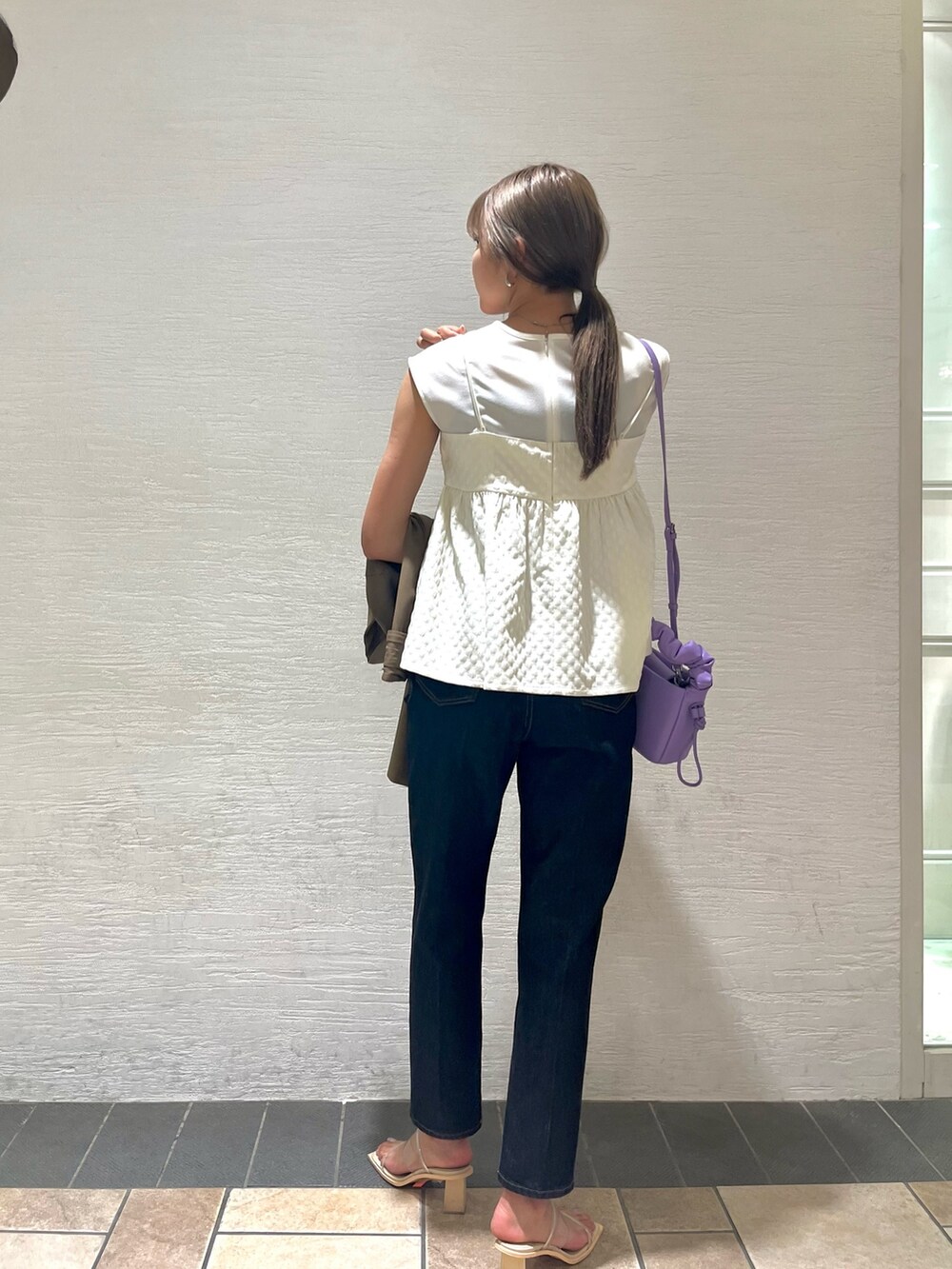 ホワイト系のTシャツ/カットソー、ブルー系のデニムパンツ、その他のサンダルを着用したレディースの春コーディネートの2枚目の写真