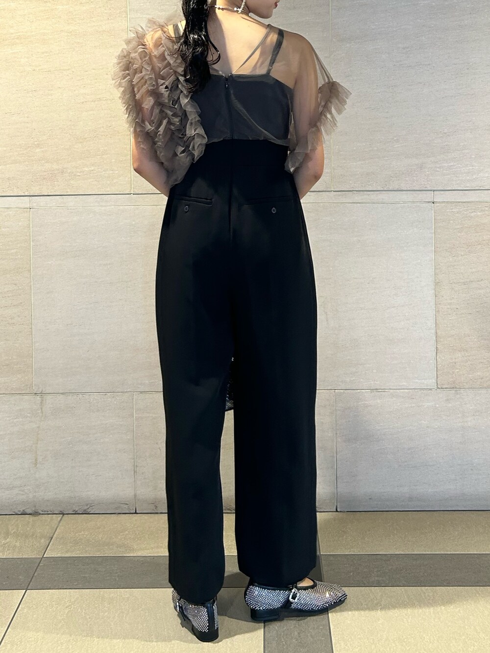 ゴールド系のクラッチバッグ、ブラック系のパンプス、その他のパンツドレスを着用したレディースの秋コーディネートの5枚目の写真