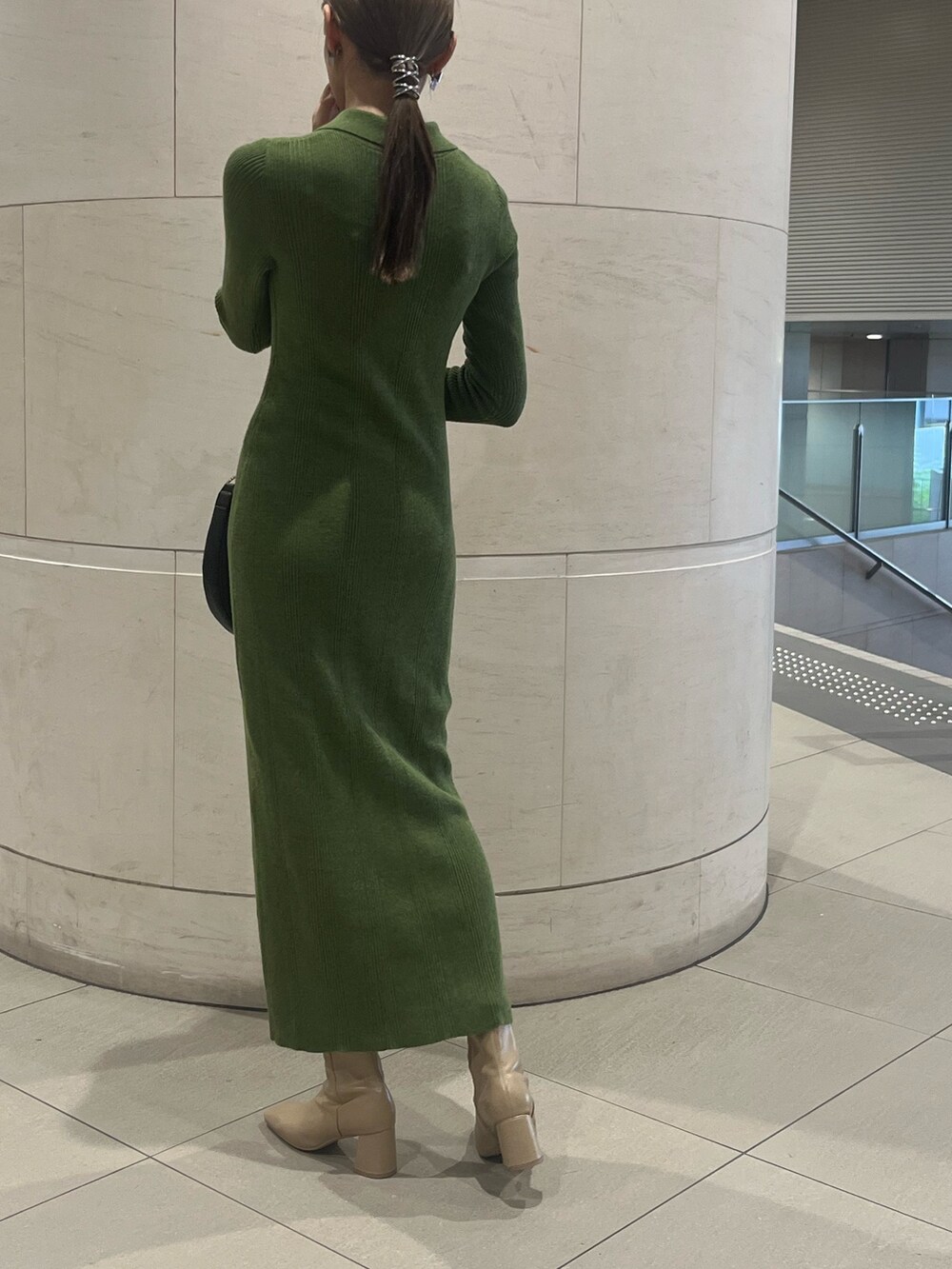 ベージュ系のカーディガン/ボレロ、グリーン系のワンピースを着用したレディースの秋コーディネートの3枚目の写真