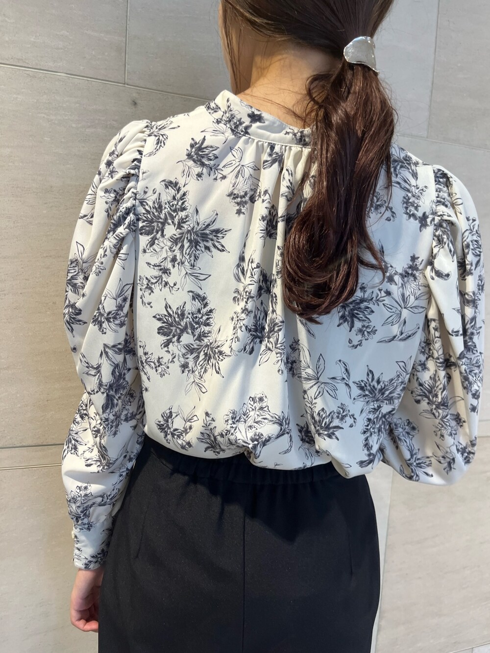 ホワイト系のシャツ/ブラウス、ブラック系のその他パンツ、ブラック系のハンドバッグを着用したレディースの秋コーディネートの9枚目の写真